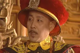 康熙想斩鳌拜，临刑前鳌拜撕开衣服，康熙见后为啥含泪免其死罪？图片
