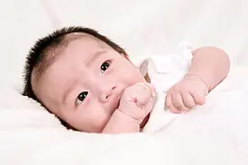 从小“咬指甲”的孩子，长大后如何了？可能会面临3种结局图片