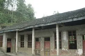 我一生做过三次老师，第一次是1975年，做的是初中语文代课老师图片