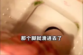 湖南郴州 小哥俩洗澡玩闹，弟弟脚滑卡便池拔不出来了图片