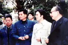 1949年开国典礼上，站在毛主席身后头戴黑帽的年轻人，身份不简单图片