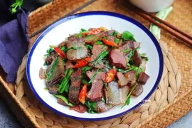 蒜苗炒腊肉，多做这一步，炒出来肉质鲜嫩，咸味合适，家人都爱吃图片
