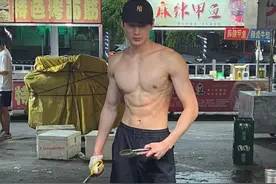 身高190cm帅气的夜市烧烤摊老板，光膀子烤肉，大秀肌肉身材图片