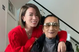 佘诗曼给谢霆锋爸爸拜年，一桌子大鱼大肉，两人搂肩拍合照显醉意图片