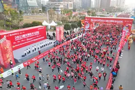 重庆今年首场马拉松鸣枪！21岁小伙首马夺冠、74岁大爷坚定冲向终点……图片