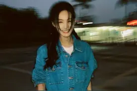 李一桐随拍照真美，穿牛仔款连体裤随性时髦，笑容好有感染力图片