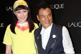 任达华妻子年过百半还爱扮嫩，嫩黄上衣配发带，露眉刘海挺有个性图片