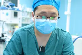 网友疝气每天都出来而且有症状，因近期工作忙没时间手术应...图片