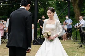 韩国女演员张娜拉结婚，分享婚纱照图片