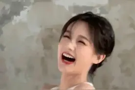李一桐这姑娘张开嘴笑了开心极了图片