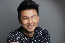 曾因早恋辍学，跑龙套8年不火，大器晚成的雷佳音终于靠演技逆袭图片