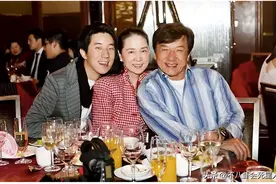 成龙私生女现身国外街头，近况落魄领救济粮，成龙没给过一分钱图片