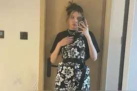 谷爱凌晒照腹肌抢镜状态佳，凹造型时尚感超强，与妈妈同框笑容美图片