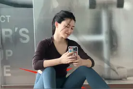 辣妈朱珠晒瑜伽照，产后半年努力恢复身材，腹部赘肉超真实图片