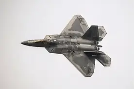 美国F-22隐身战机和B-52H战略轰炸机抵韩，但难掩美军这一窘境图片