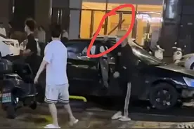 闹大了！广东汕头街头上演“古惑仔式”械斗，多名男子持长刀互砍图片