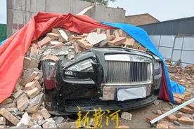 “西安墙体倒塌砸坏劳斯莱斯”现场：17辆车仍被埋，预估损失300万，责任认定难图片