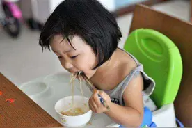 孩子左撇子，家长还在纠正？科学揭示，左撇子在胎儿时期已经形成图片
