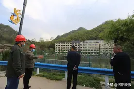 紧急提醒！不要在电线下钓鱼 一男子甩竿时鱼线挂到高压线图片