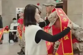 格力电器董明珠亲自欢送新兵入伍，泪目图片