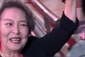 《红楼梦》王夫人坐轮椅现身！住养老院精神好，女儿是老戏骨顾艳图片