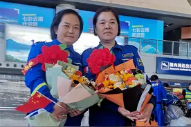 对话蓝天女队员：救援队里没有柔弱 只有坚强和柔情图片