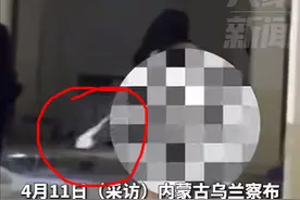 全裸女子闯到男生宿舍，疯狂打砸引众人围观！校方回应：校外人员图片