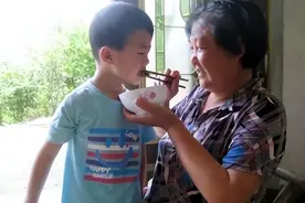 孩子独立吃饭也有黄金期，错过就只能喂，4步法训练娃自己吃饭图片
