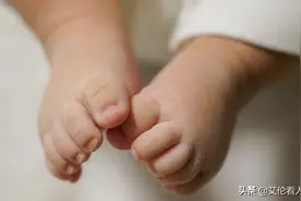 2017年，湖南一男婴患多指症，手脚长31根指头，父亲：像天使翅膀图片