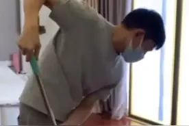60岁刘德华赤脚在家拖地，睡2000元床用廉价拖把，豪宅曝光笑开怀图片