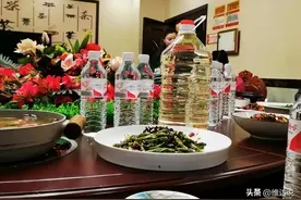 喝白酒为何要配一瓶矿泉水？新手只用来解渴，酒桌老手：用处大图片