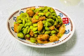 毛豆米用鸡排炒一下，荤素搭配，营养均衡图片