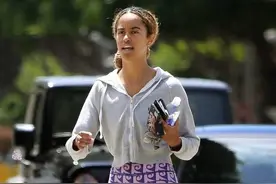 奥巴马大女儿和准妹夫同行！穿骑行裤长腿惹眼，“男人相”爱素颜图片