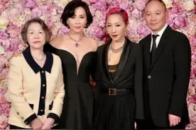 刘嘉玲大晒全家福，镜头感最好的竟然是76岁的妈妈，高贵又时髦图片