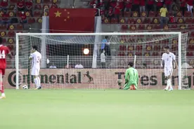 国足深夜包机回国！原定酒店无法接待，没球迷接机十分冷清图片