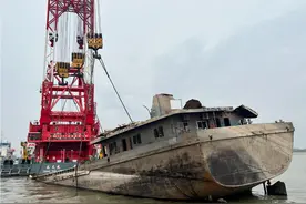 长江中游历史沉船“二航9566”今天顺利打捞出水图片