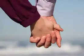 两个绝症患者的救赎婚姻：女子为换肾嫁给癌症男子，结局令人感动图片