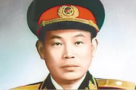 长津湖战役归来，少将授衔时泪流不止，哽咽道：一将成名万骨枯啊图片