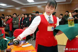 感叹体制内，连保安和食堂服务员也势利眼，区别对待图片