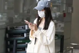 陈赫老婆瘦成小学生身材！穿西装也撑不起来，感觉走路都是用飘的图片