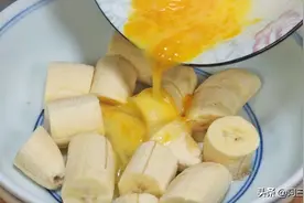 香蕉里淋2个鸡蛋，没想到这样好吃，比包子油条还香，上桌就秒光图片