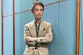 身高不足170，头大、肩窄又驼背，他凭啥成为日本的“西装客”？图片