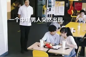 家长到餐厅就餐，巧遇高中生儿子和女友吃饭，父亲的举动令人破防图片