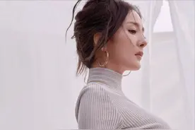 身材绝了！杨幂登杂志大秀曲线，露脐装不见一丝赘肉，美得不敢看图片