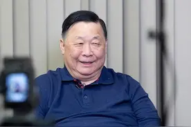 香港资深艺人婚内出轨，在深圳养小30岁情人，自曝对方赶都赶不走图片