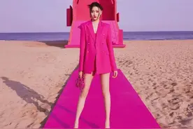 关晓彤惊艳写真，颜值身材迷人，这大长腿太吸睛图片