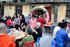 城里大妈随礼200元到农村吃酒席，菜上桌就吐槽，鱼算是最好的菜图片