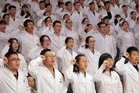 卫健委鼓励医生兼职开诊所，为什么教育部禁止老师有偿补课？图片