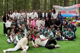 东北大哥和62个小学生拜把子，凭一己之力抬高小区房价，背后大嫂才是最高“话事人”图片