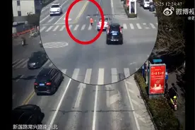 揪心！女童在车流中徘徊，幸亏被巡逻民警及时发现图片